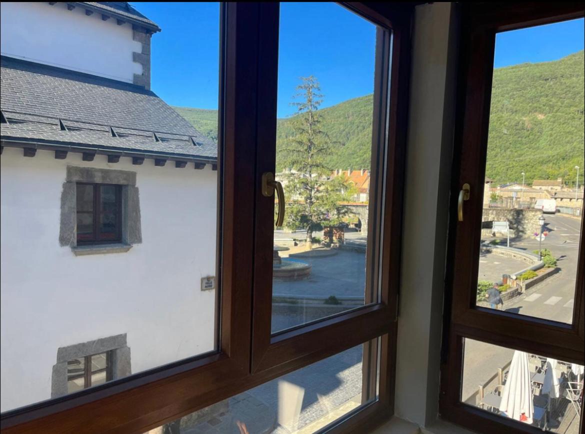 Biescas Suites Екстериор снимка